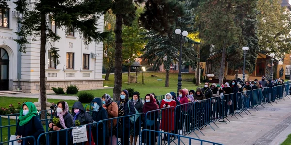 Moaştele Sfintei Parascheva au fost aşezate la Catedrala Mitropolitană din Iaşi unde oameni vin să se roage anual în timpul pelerinajului Iaşi vineri 8 octombrie 2021 Inquam Photos / Liviu Chirica 