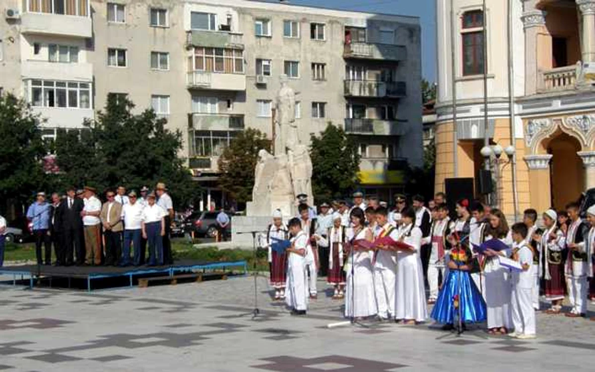 Pe o căldură sufocantă, elevii de la Palatul Copiilor au recitat poezii patriotice  FOTO: MApN