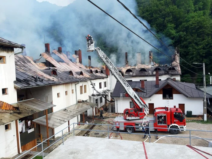 Pompierii intervin cu autospeciale cu scări de mare înălţime. Foto: ISU Alba