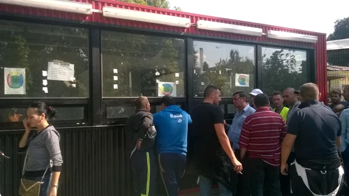 Oamenii au venit cu trei ore înainte de deschiderea caselor de bilete