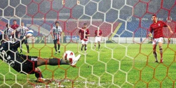 Vasile Olariu (dreapta) nu le dă nicio şansă portarilor de la punctul cu var