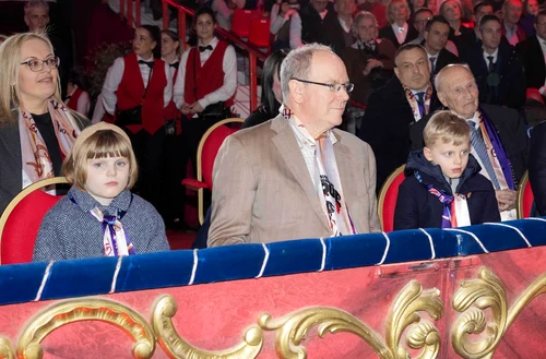 Prinţul Albert de Monaco şi copiii săi, gemenii Jacques şi Gabriella, la circ