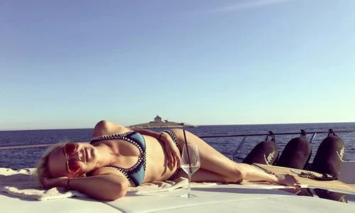 Donna iubeşte marea şi soarele aproape la fel de mult ca tenisul jpeg