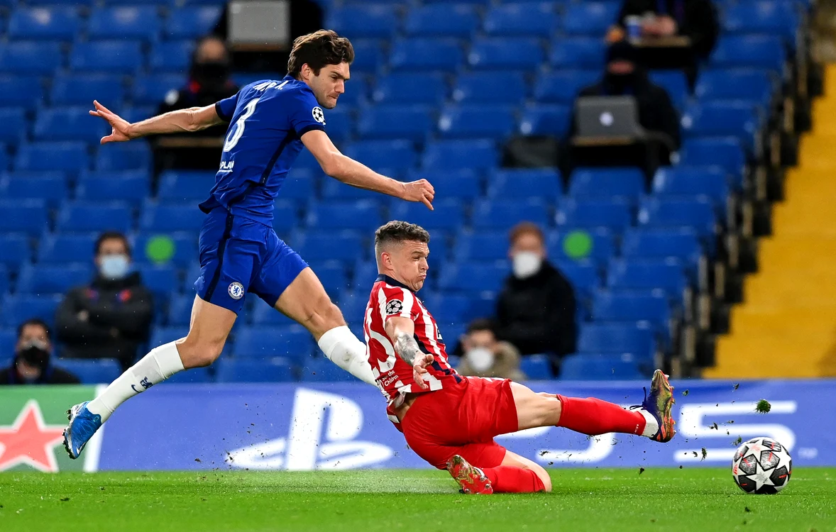 
    Marcos Alonso șutează la poarta lui Atletico MadridFoto: EPA-EFE  