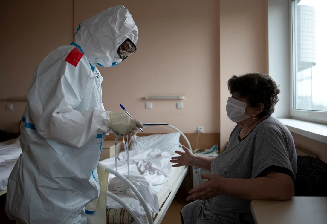 Chiar și pacienții care au făcut o formă medie a bolii rămân cu oboseală, probleme respiratorii și dureri de capFoto: Profimedia