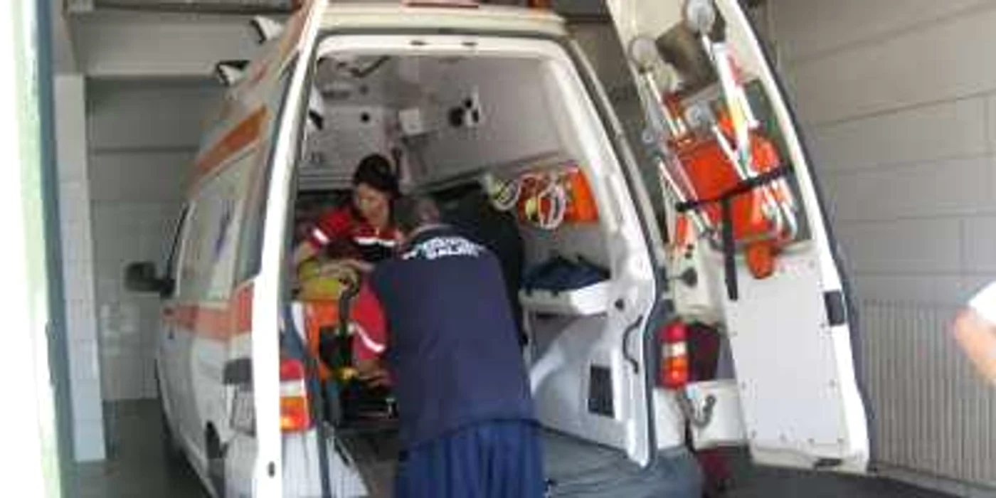 Bărbatul care s-a autoînjunghiat a fost transportat la UPU 