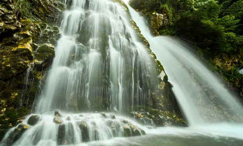 cascada urlatoarea jpg