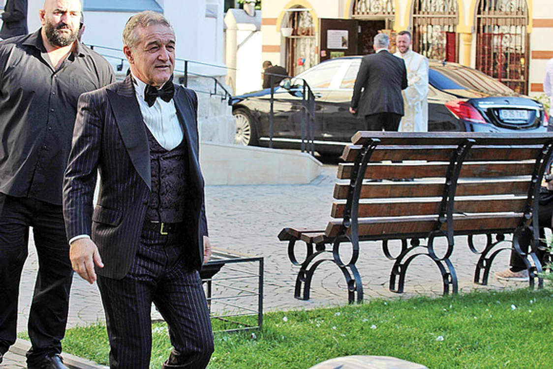 
    Gigi Becali le-a mulțumit celor 50 de ospătari pentru munca depusă la nuntă, cu 200 de euro de fiecareFoto Blitz  