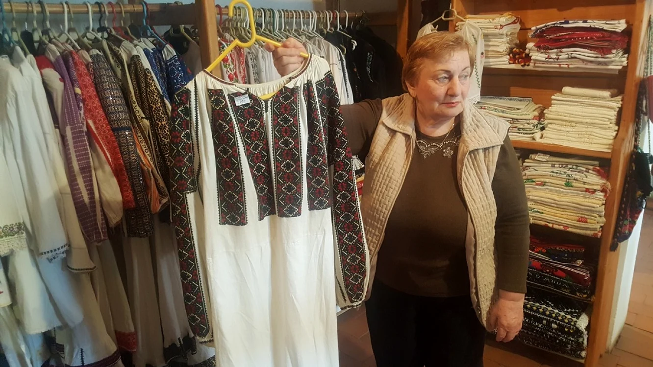 O ie cu poale a cărei broderie este cusută manual costă 490 de lei FOTO Traian Deleanu