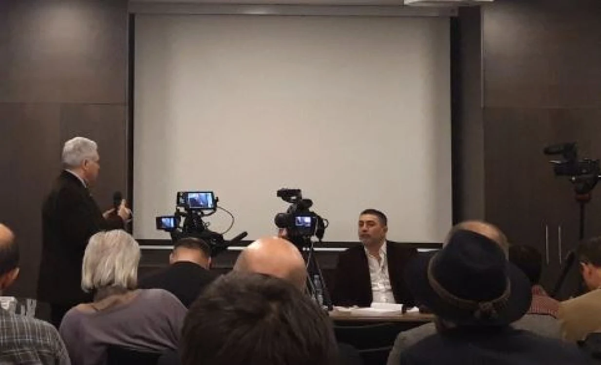 Adrian Severin luând cuvântul la lansarea de carte a lui Iurie Roşca