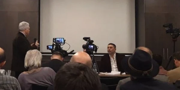 Adrian Severin luand cuvantul la o lansare de carte a lui Iurie Rosca