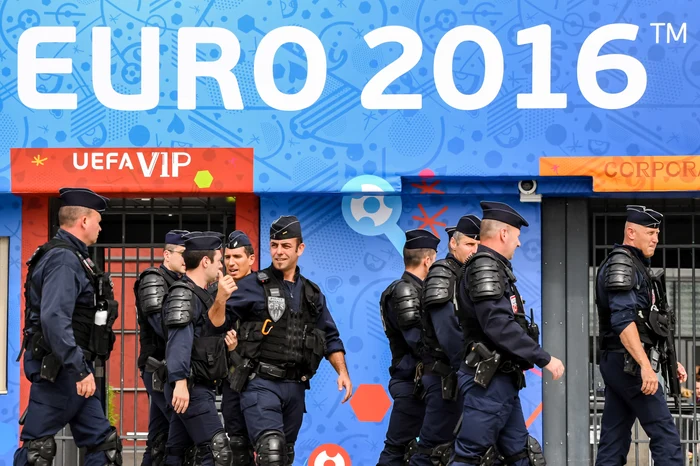 Soldați patrulează în zona stadionului Stade de France .FOTO AP