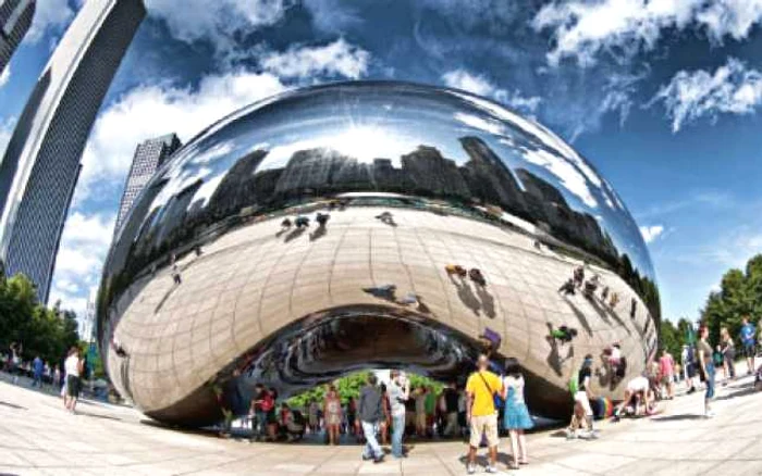 „Cloud Gate“ în Millennium Park, Chicago (2004)