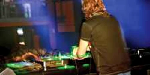 Artiştii vor mixa de la ora 23.00