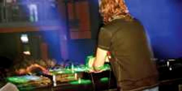Artiştii vor mixa de la ora 23.00