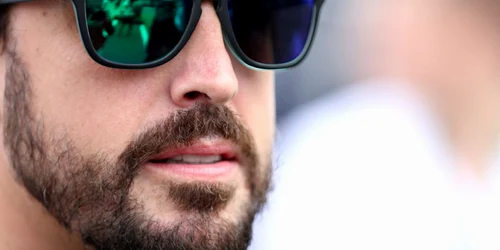 Spaniolul Fernando Alonso de la McLaren Honda vorbeşte la cabine Paddock în timpul vizitelor preliminare Marelui Premiu al Ungariei la Hungaroring în Budapesta Ungaria FOTO Guliver / Getty Images / Mark Thompson 