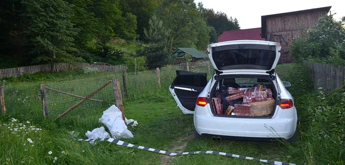 Maşina cu ţigări de contrabandă abandonată de contrabandişti. FOTO Poliţia de Frontieră