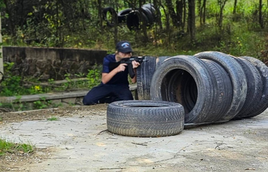 Pregătire militară pentru zeci de copii și adolescenți români. Tabăra inedită din România unde tinerii fac cunoștință cu viața cazonă și tacticile militare
