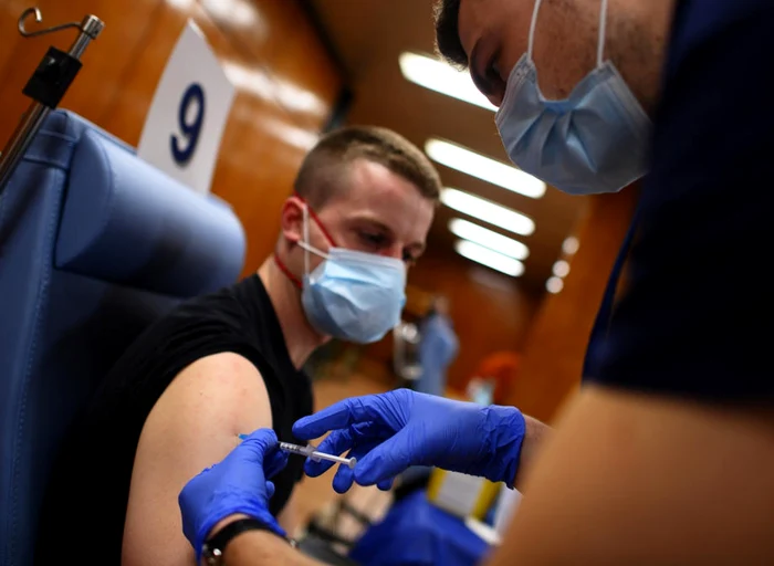 OMS: Dacă o persoană se vaccinează, acest lucru nu înseamnă neapărat că persoana în cauză nu poate să transmită virusul.FOTO EPA-EFE