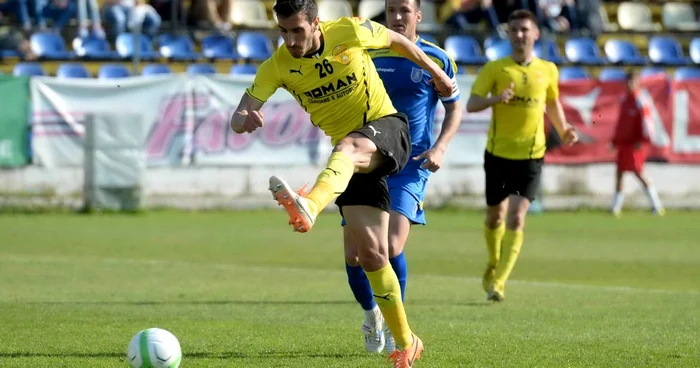 Bruno Madeira (primplan), unicul marcator al meciului FC Braşov - Corona Braşov FOTO Mediafax