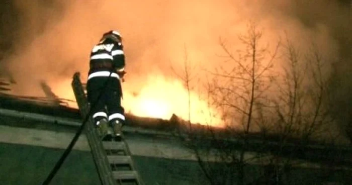 Pompierii militari au stins incendiul FOTO Arhivă Adevărul