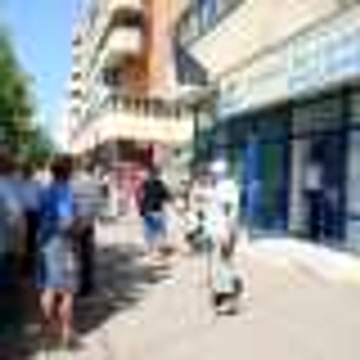 Oamenii au aşteptat în faţa centrului de cartier din Păcurari