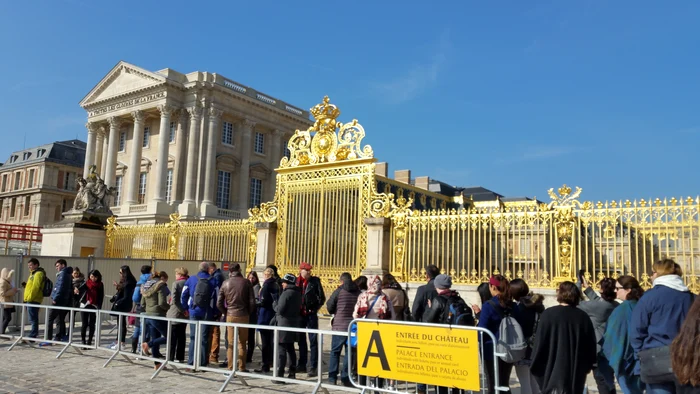 Cele mai mari cozi se formează dimineaţa