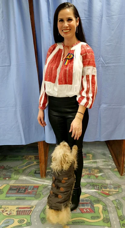 Daniela Ploia a intrat cu cățelușa ei la vot foto: Facebook