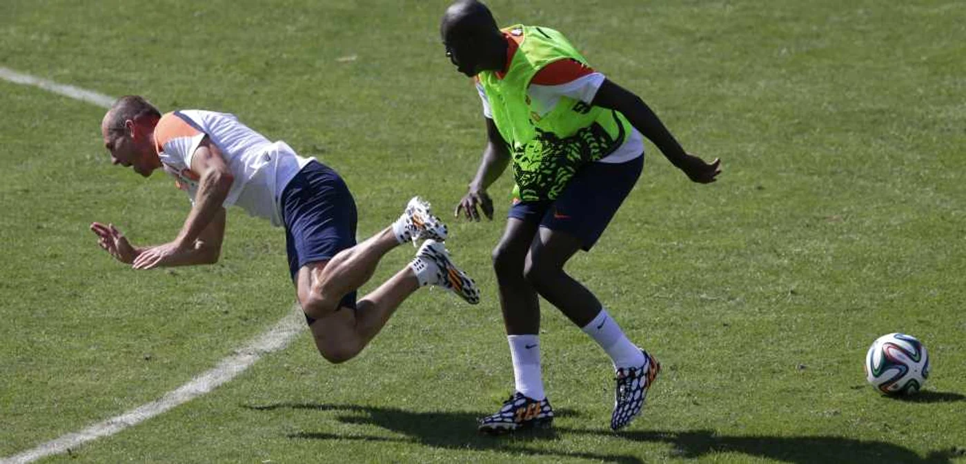 Arjen Robben (stânga) a fost faultat de Martind Indi, în timpul unui antrenament FOTO Reuters
