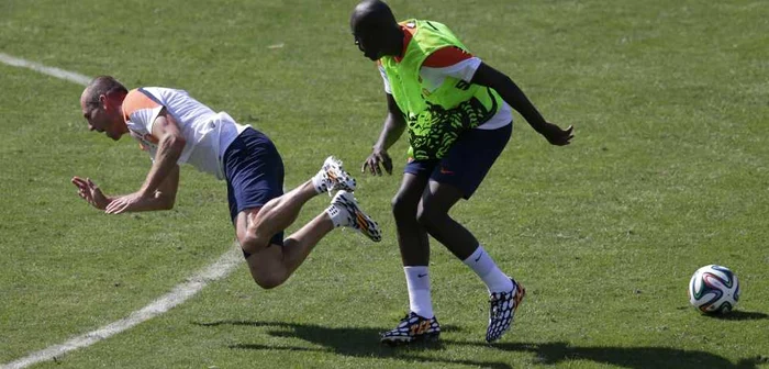 Arjen Robben (stânga) a fost faultat de Martind Indi, în timpul unui antrenament FOTO Reuters