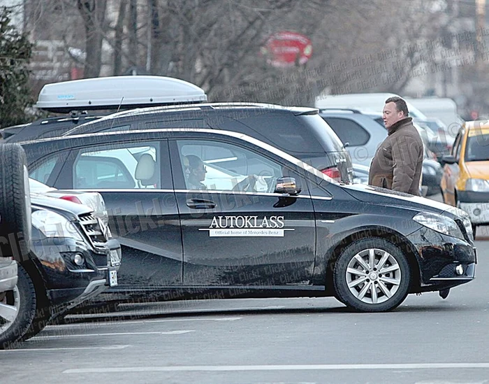 Giulia conduce cu burta la gură