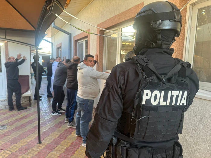 Mai multe persoane au fost duse la audieri Imagini amator