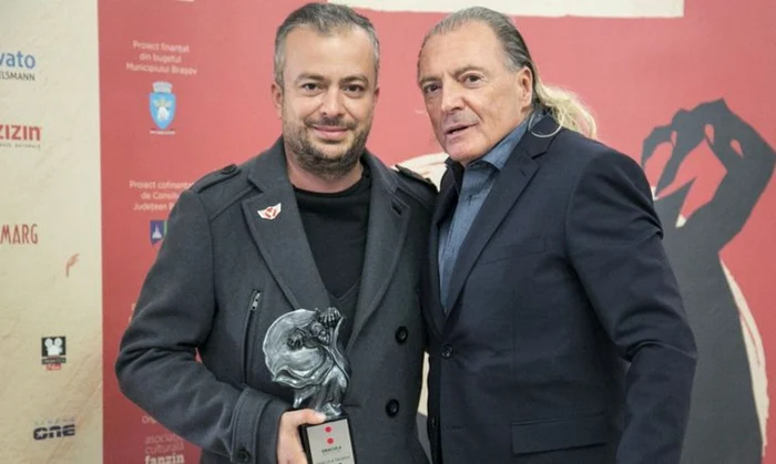 Dragoş Buliga şi Armand Assante, cu trofeul Dracula Film Festival, primul premiu obţinut de filmul „The Wanderers“