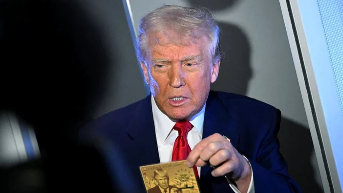 Donad Trump, în timp ce prezintă „cardul de aur” Foto: Getty Images