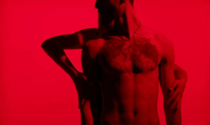 Adina și Glance, atingeri tandre în ultimul videoclip