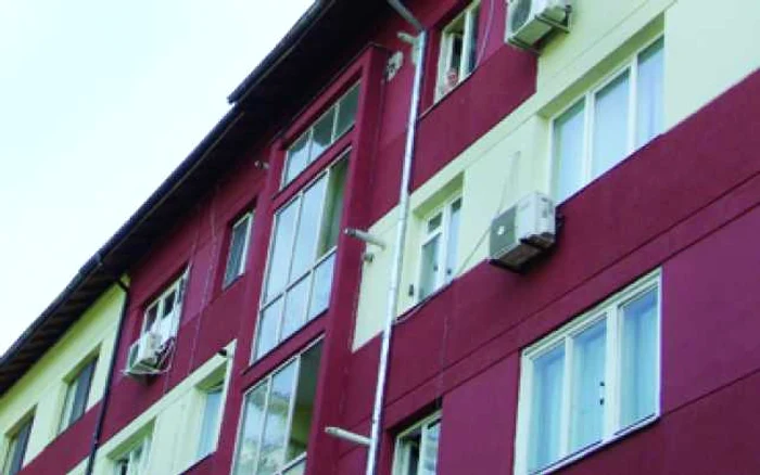 Neamţ: Pietrenii aruncă cu bani în aerul condiţionat
