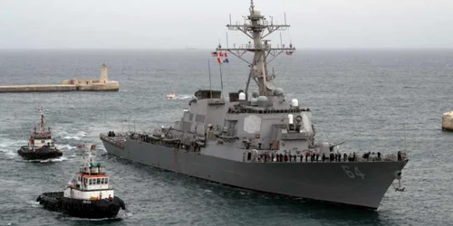 Distrugătorul american USS Carney 