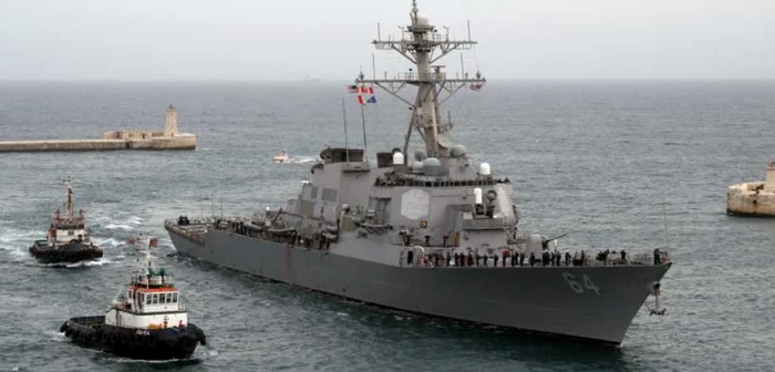 Distrugătorul american USS Carney