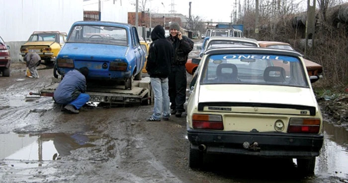 Sute de maşini vechi şi-au găsit sfârşitul