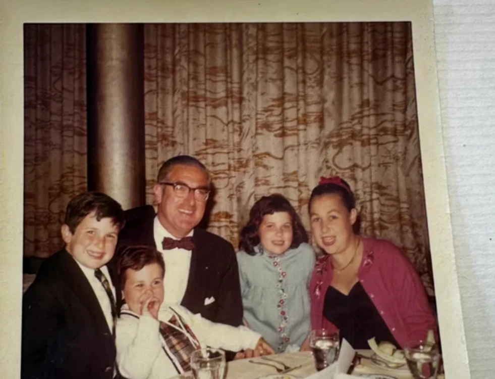 Veche fotografie cu George și Nancy Strausman și copiii lor. Foto: CBSNews