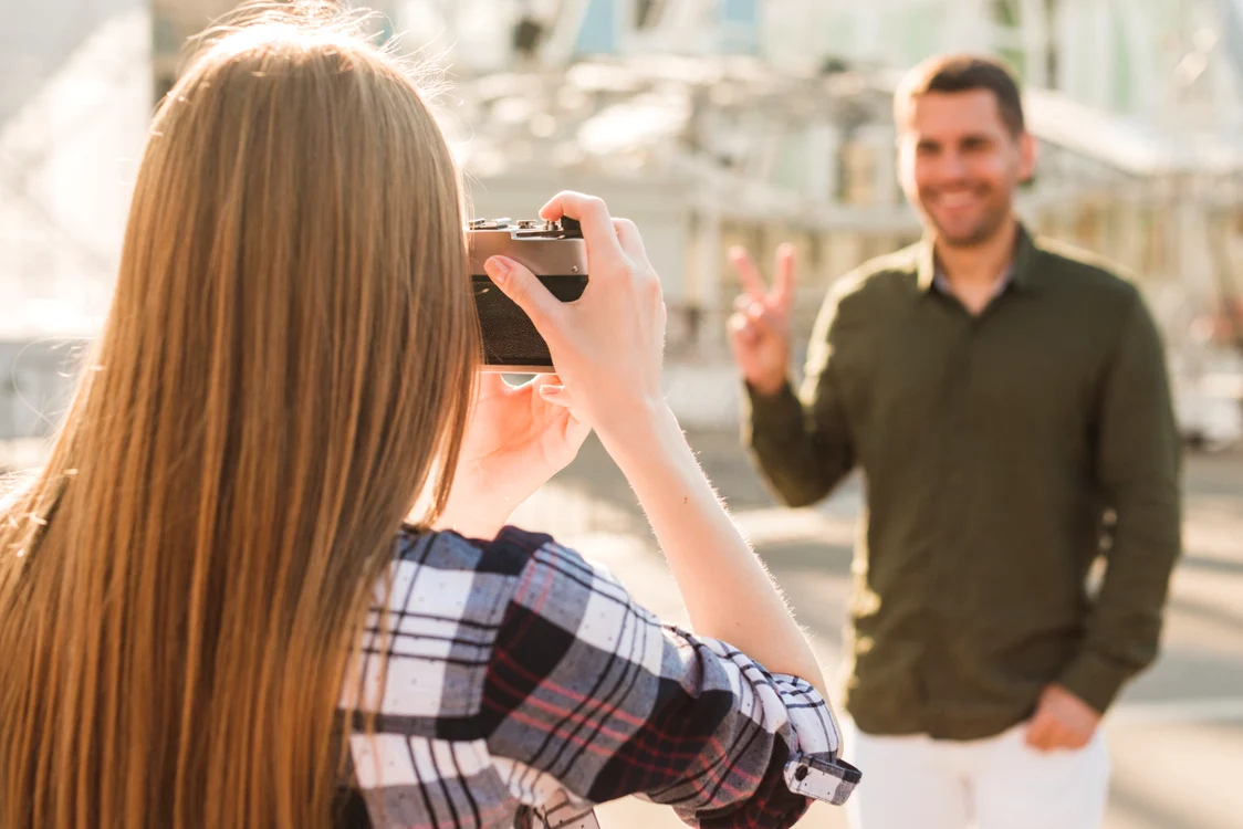 Oamenii comit erori banale atunci când pun mâna pe un aparat foto. FOTO: Freepik