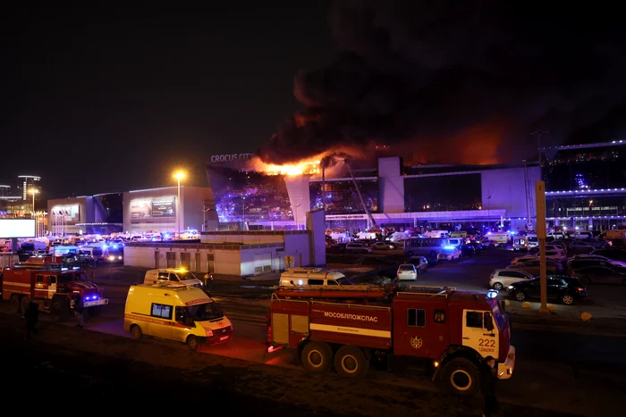 Atacatorii au incendiat acoperișul înainte să plece FOTO AFP
