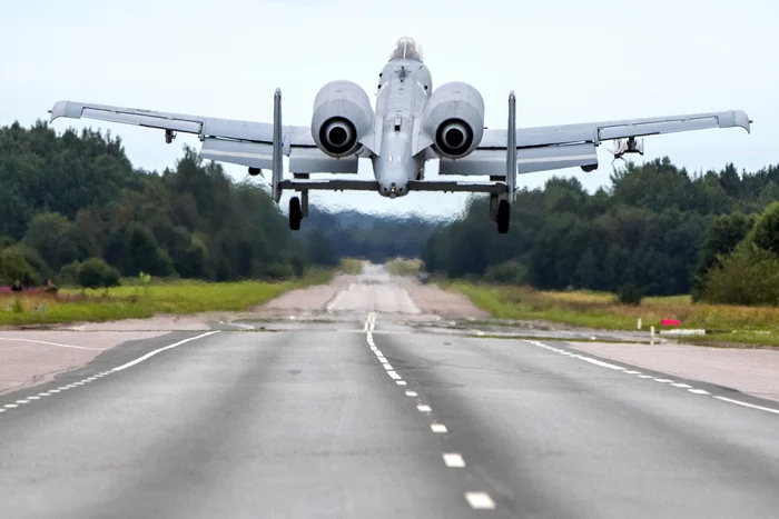 Un A-10 Thunderbolt II efectuează o aterizare pe o șosea din Estonia FOTO Profimedia
