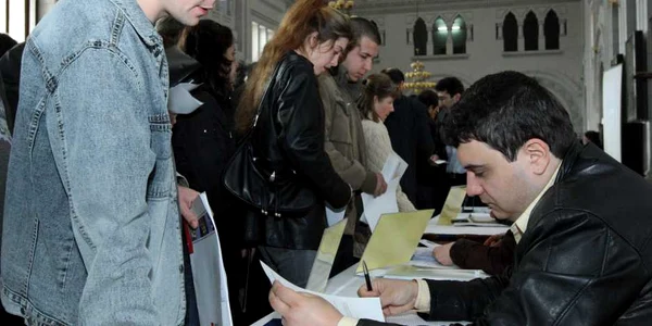 La precedenta ediţie a Bursei locurilor de muncă, şi-au prezentat CV-urile numeroşi tineri aflaţi în căutarea primului job.