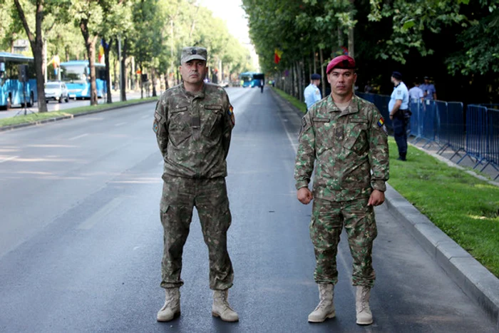 
    Plutonierul adjutant Vasile Drăghici, de la Batalionul 2 infanterie Călugăreni (stânga) și parașutistul Alin Ciotîrnaefoto: Sever Gheorghe  
