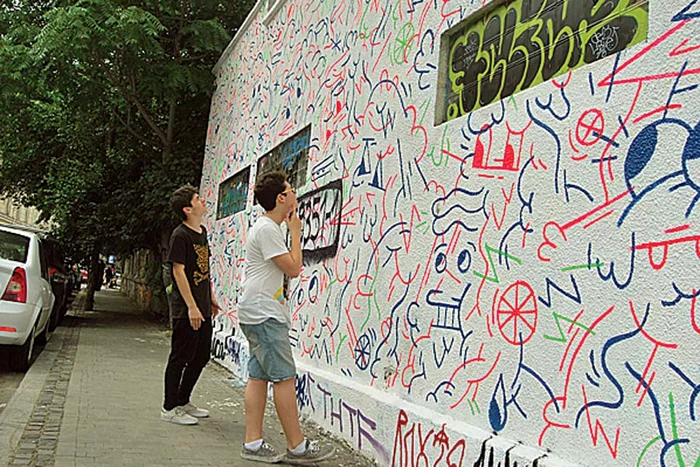 Puştii Adrian şi Alexandru vin zilnic să admire operele de artă de pe ziduri