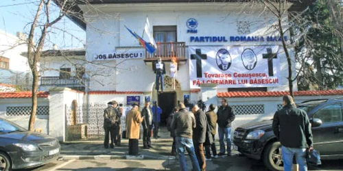La balcon au fost spânzurate manechine purtând fotografia lui Traian Băsescu şi pe cea a Elenei Udrea 