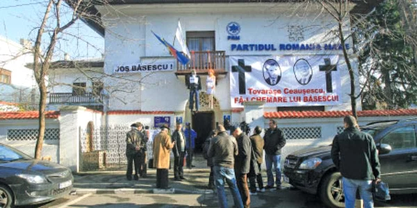 La balcon au fost spânzurate manechine purtând fotografia lui Traian Băsescu şi pe cea a Elenei Udrea 