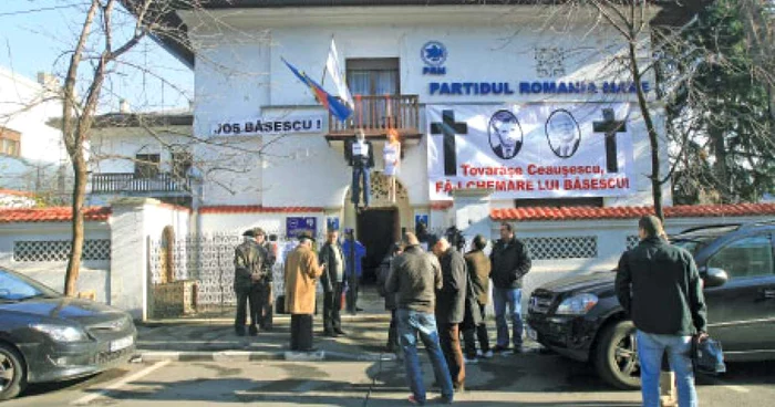 La balcon au fost spânzurate manechine purtând fotografia lui Traian Băsescu şi pe cea a Elenei Udrea