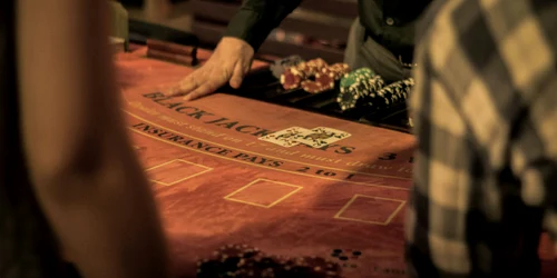 barbat la o masa de blackjack jpg